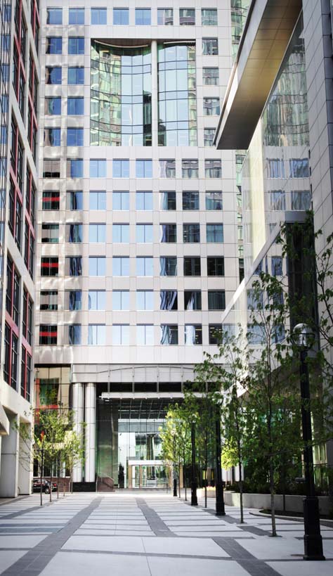Moderner Bürogebäudeeingang – Facility Management für Gewerbeimmobilien in München Moderner Bürogebäudeeingang mit Glasfassade – Facility Management für Gewerbeimmobilien in München