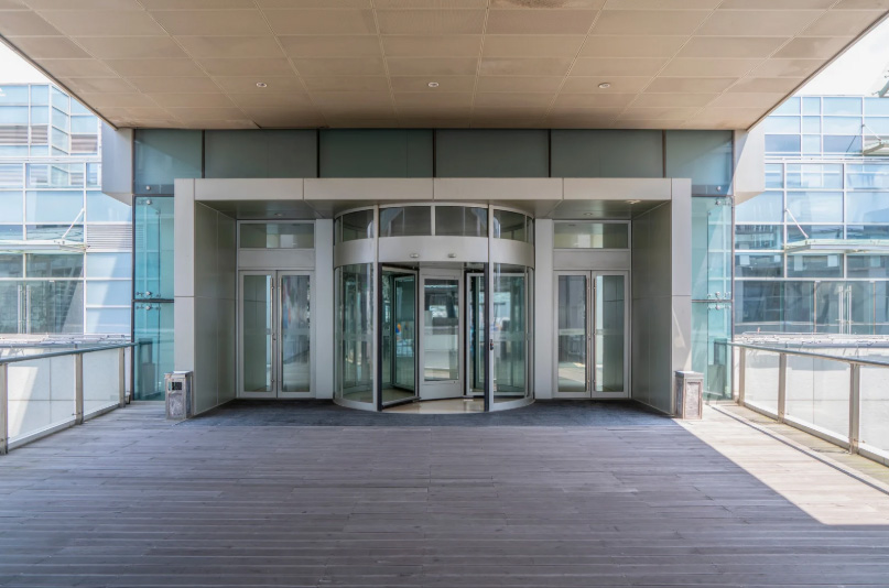 Kommunale Einrichtung mit moderner Fassade – Facility Management für öffentliche Träger Kommunales Gebäude – zuverlässiges Facility Management für öffentliche Träger in Bayern